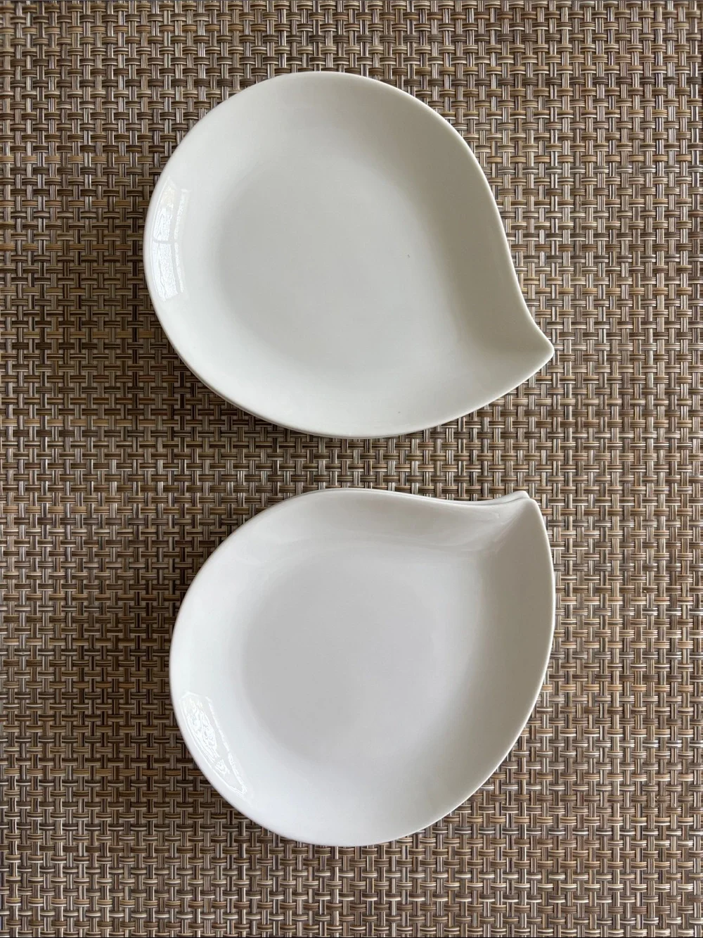 Crate and Barrel Water Tear Drop White Appetizer Dessert Plates Set of 6